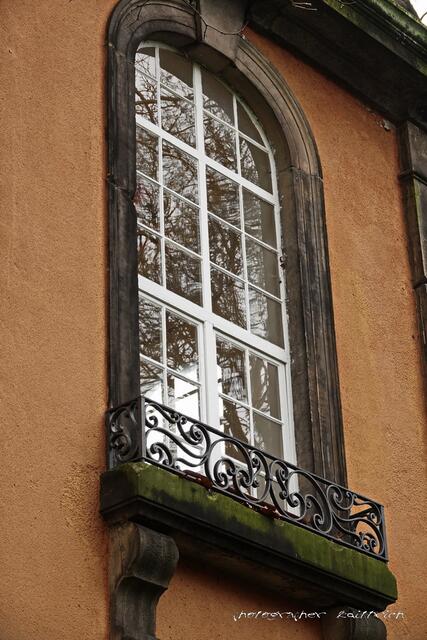 Seitenfenster mit Spiegelung..