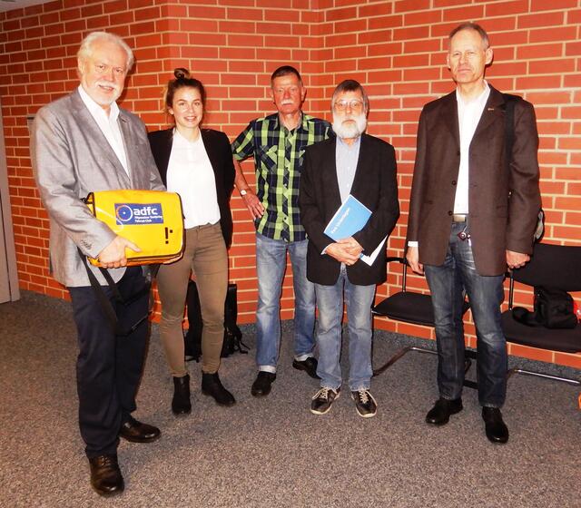 Die Delegation des ADFC v.l.: Prof. Dr.-Ing. Reinhard Spörer (ADFC Region Hannover e.V. -OG Langenhagen), Nadine Danowski (ADFC Niedersachsen: Referentin Radverkehr & Kontaktbeauftragte), Rudi Eifert (ADFC Langenhagen, Mitgliederkontakt), Werner Knabe (ADFC Langenhagen, Beratendes Mitglied im Verkehrsausschuss) und Roland Huhn (ADFC, Referent für Recht und Sicherheit). Nicht im Bild: Fotograf Wolfgang Maaß (ADFC Langenhagen).