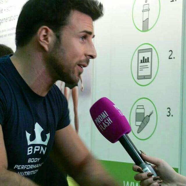 Bachelor Leonard Freier beim Interview für Promi Flash (FIBO 2018 bei Bodyperformance Nutrition)