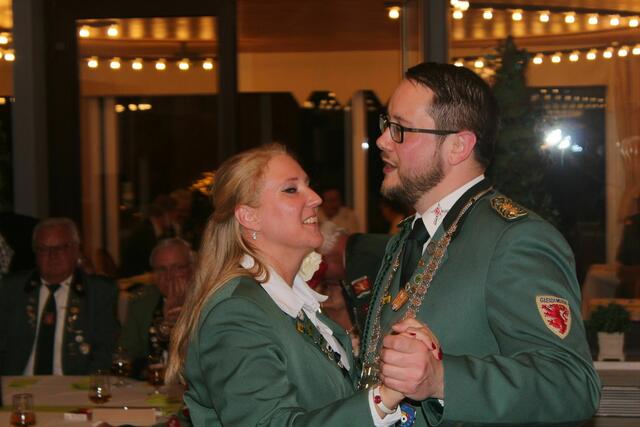 Franziska und Christian Dawideit eröffnen den Tanz