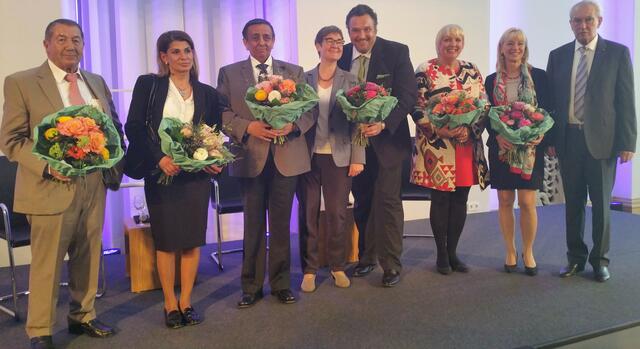 Protagonisten des Empfanges: KZ-Überlebender Albert Wolf, Marcella Reinhardt, Erich Schneeberger, Ulrike Gote, Romeo Franz, Claudia Roth, Carolina Trautner, KZ-Überlebender Hermann “Mano“ Höllenreiner (l. n. r.)