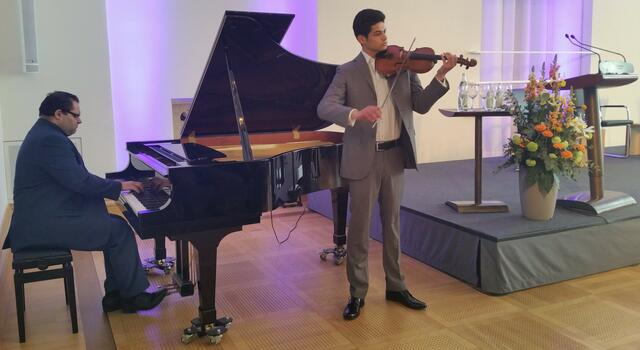 Duo Sunny Franz (Violone) und Aaron Weiß (Piano)
