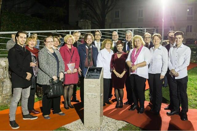 Offizielles Delegationsfoto!......mit Stele !