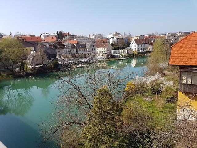 Blick auf den Krka Fluss in Novo Mesto.