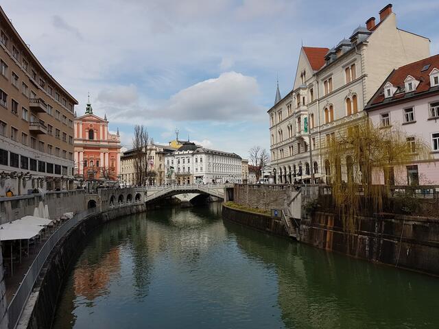 Der Fluss Ljubljanica zieht sich durch die Hauptstadt.