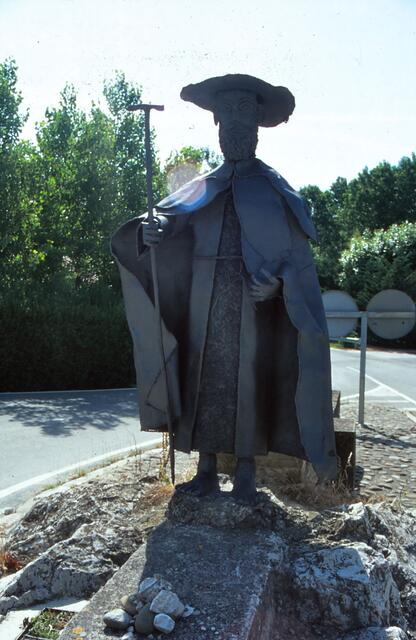 moderne Figur des heiligen Jacobus als Pilger beim Zusammentreffen des Aragonischen und Navarrischen Pilgerweges