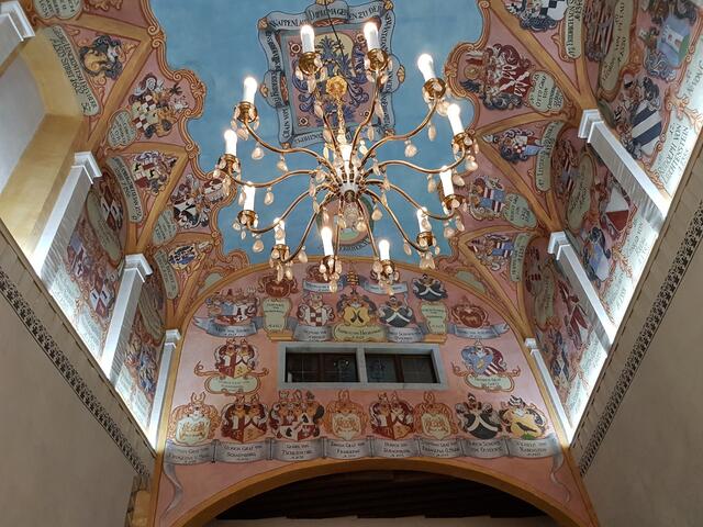 Alte Burgkapelle mit gemalten Wappen!