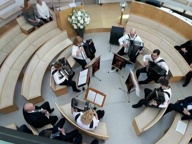 Feierliche Eröffnung des Gottesdienstes durch den ACL 74 e.v. mit "Memory" - passend zum Gedenkgottesdienst.