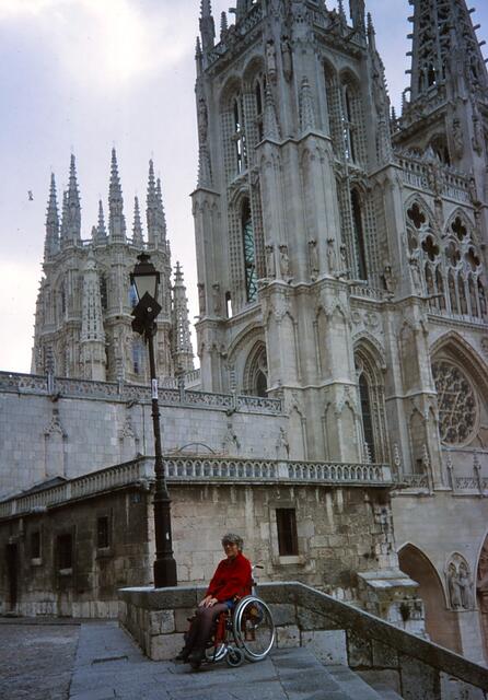 gotische Kathedrale in Burgos, davor Pilgerin im Rollstuhl