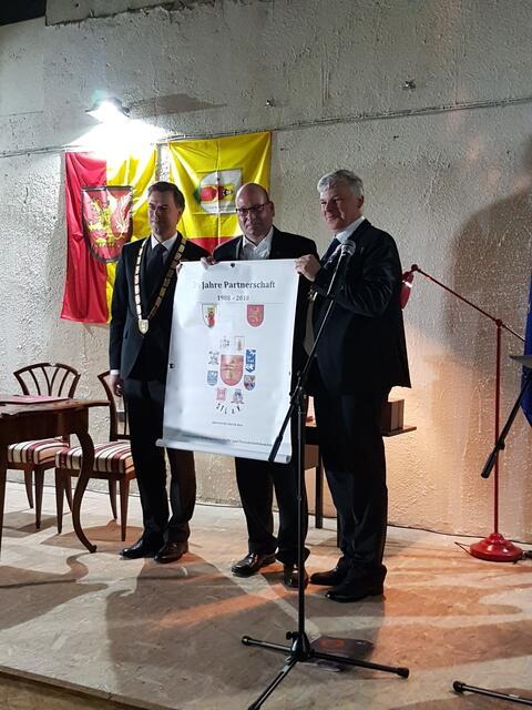 Der 1. Vorsitzende des SFL e.V. Jan Hülsmann überreicht dem Bürgermeister von Novo Mesto Magister Gregor Macedoni gemeinsam mit Bürgermeister Mirko Heuer ein Freundschaftsbanner, welches traditionell an alle Partnerstädte ausgehändigt wird.