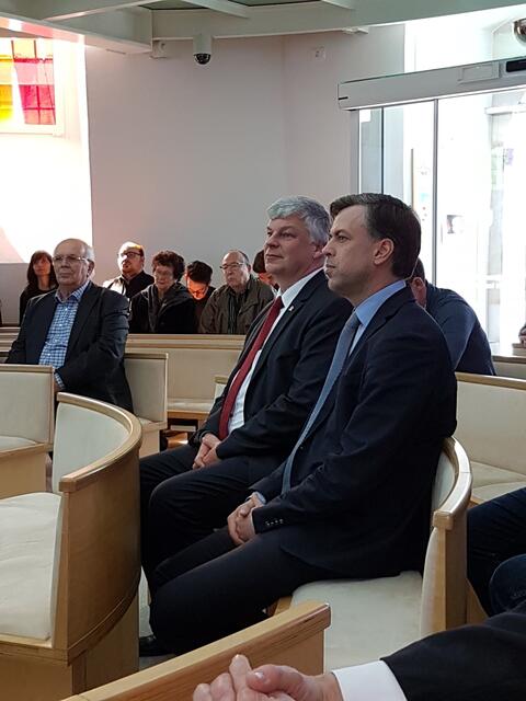 Auch Bürgermeister Mirko Heuer und Bürgermeister Magister Gregor Macedoni lauschen den wunderbaren Klängen.