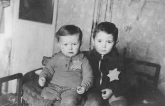 Der zweijährige Emanuel Rosenthal (l.) und sein fünfjähriger Bruder Avram wurden Opfer der März-Aktion 1944 gegen Kinder und Alte. Der Fotograf George Kadish, der den Holocaust in Litauen heimlich fotografiert hatte, machte diese Aufnahme einen Monat vor ihrer Ermordung. Ihrem Onkel, Shraga Wainer, übergab er auf dessen Wunsch eine Kopie im DP-Lager Landsberg. | Foto: 06546, USHMM, courtesy by Shraga Wainer