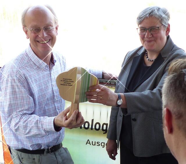 Umweltdezernentin Sabine Tegtmeyer-Dette und Prof. Hansjörg Küster vom Institut Geobotanik der Leibniz-Universität führen mit Ansprachen die Ehrung durch.