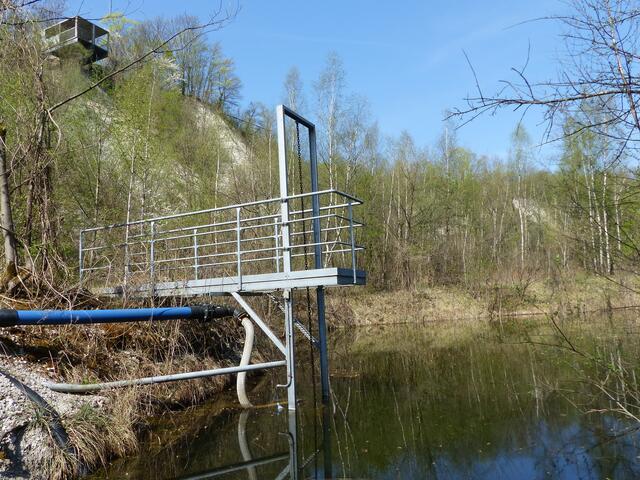 Am Pumpspeicherteich wird das Wasser abgepumpt. Ansonsten würde die Grube innerhalb weniger Wochen volllaufen. Oben links die Aussichtskanzel, die jederzeit zugänglich ist.