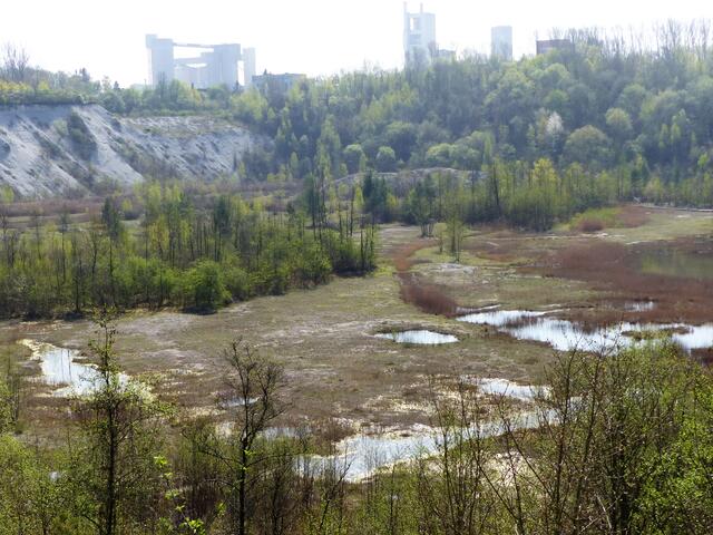 Der Blick von Norden geht auf die Misburger Fabrik Heidelberg-Zement und andere Industrieanlagen.