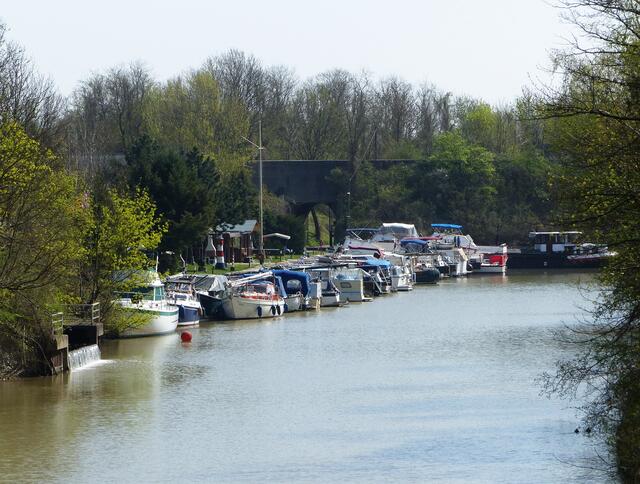 Ein Stück Kanal aufwärts befindet sich der Misburger Jachthafen.