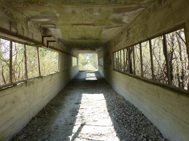Auf einem Band wurde der Mergel bis 1962 aus der Grube befördert. Im gegenüberliegenden Hafen wurde er auf Schiffe verladen.