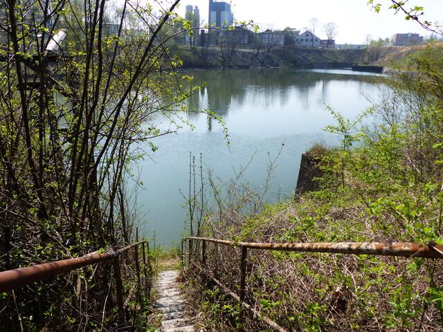 Nebenan der alte Misburger Hafen, der einst die erste Mergelgrube der Gegend war.