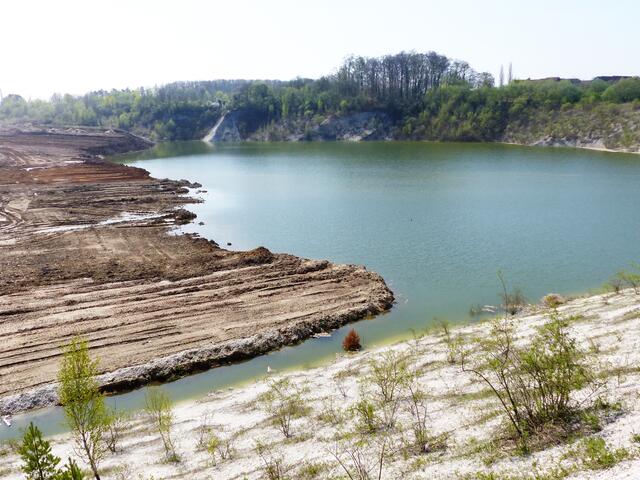 Die Grube HPC 2 wird zurzeit bis auf 10 Meter unter der Abbruchkante mit unbelastetem Boden verfüllt. Anschließend entsteht dort ein Badesee.