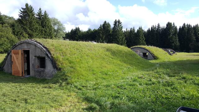 Konservierte (Tonröhren-) Häftlingsunterkünfte am Gelände des KZ-Lagerbereichs VII / Europäische Holocaust-Gedenkstätte.