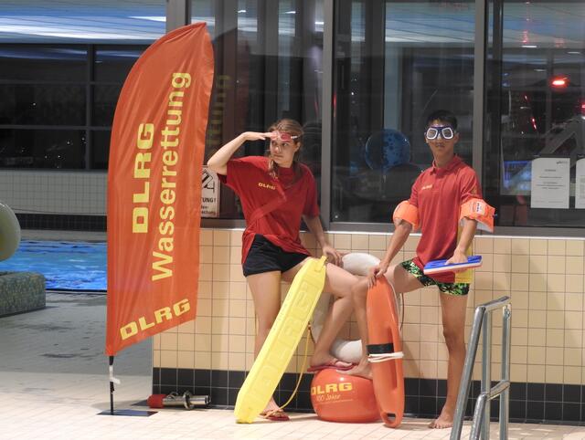 Platz 11 - Rettungsschwimmer einsatzbereit im Hallenbad (21 Stimmen) | Foto: DLRG Ortsgruppe Butzbach e.V.