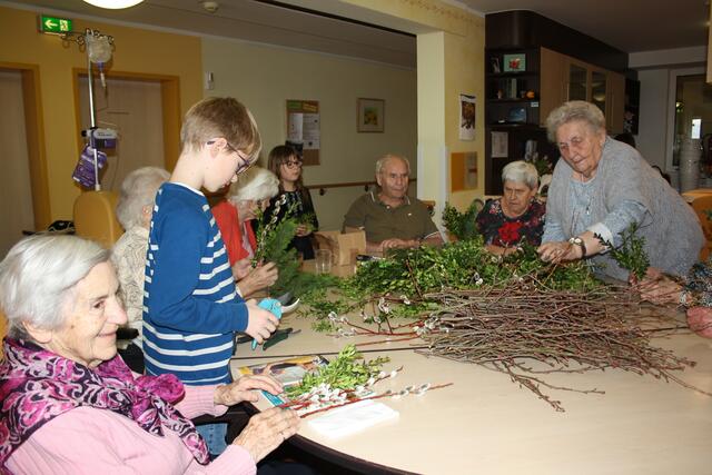gemeinsames Palmbuschen binden