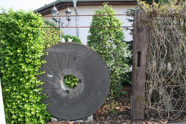 der "Jahrhundertzaun" besteht aus historischen Holz- und Metall-teilen, aufgelockert durch Mühlstein ;-)