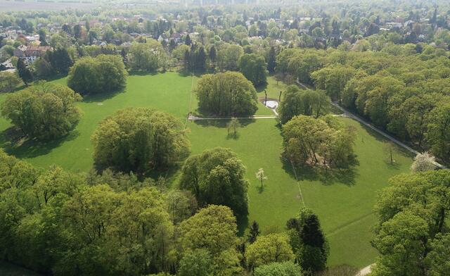Die östliche Wiese, in der linken Hälfte mit dem abgegrenzten Bereich der Rothirsche, die sich am Tage meistens in einer Baumgruppe verstecken. Im Hintergrund der Stadtteil Kirchrode mit der Hirschangersiedlung und dem Bereich Ostfeldstraße. | Foto: Fabian Wolter