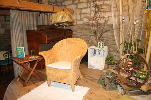 im ehemaligen Absackraum wurde eine kleine Bühne errichtet, hier vorbereitet für eine Märchen-Lesung