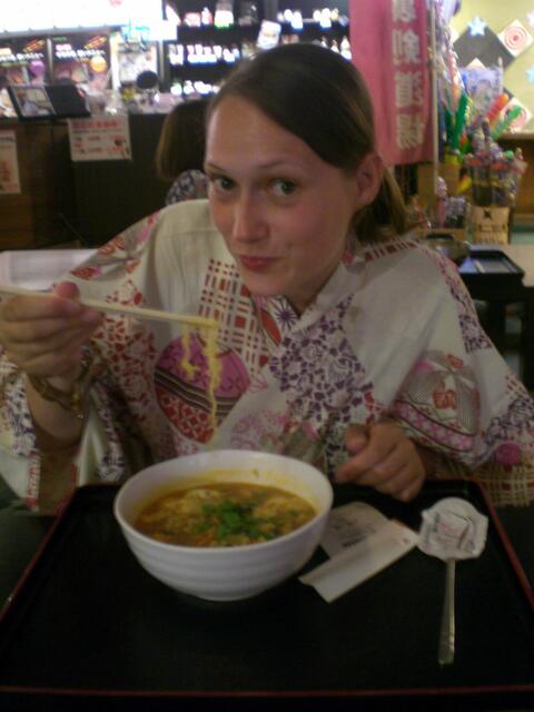 Tochter mit Kimono in Tokyo