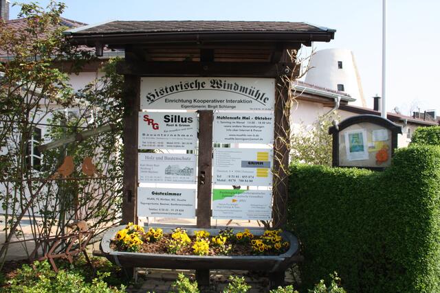 Infotafel, im Hintergrund der Mühlenturm