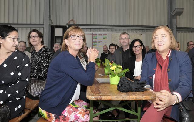 Stellvertretende Regionspräsidentin Petra Rudszuk (SPD, Bildmitte) und Regionsabgeordnete Maria Hesse (CDU, rechts im Bild).