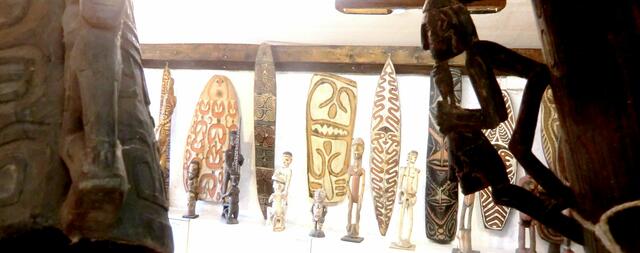 Figürlich besetzte Trommeln, Ahnenfiguren und Schilde aus Iran Jaya und Neuguinea