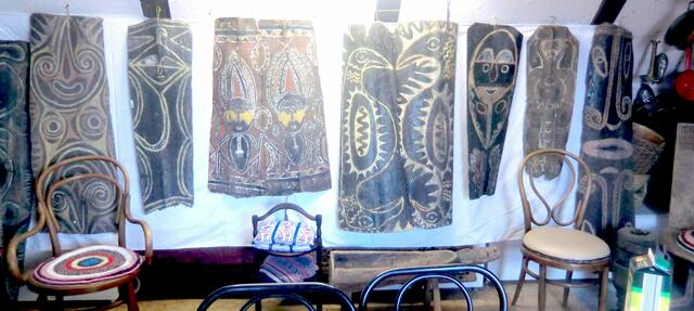 Palmblattmalereien zur Verzierung der Männerhäuser iin Papua-Neuguinea