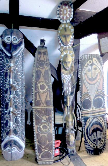 Schilde und Ahnensäule aus Papua-Neuguinea
