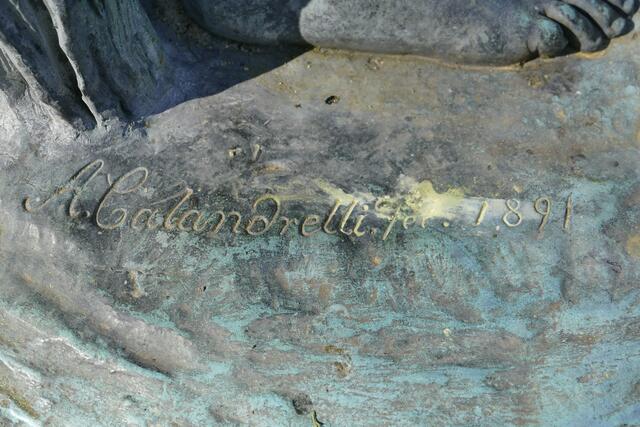Schrift auf dem Sockel der Staue vom vorigen Bild
