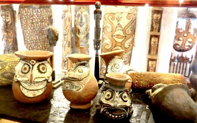 Gefässe aus verschiedenen Gebieten Neuguineas