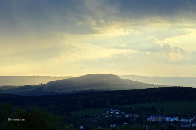 Blick zum Scheibenberg, rechts dahinter der Auersberg