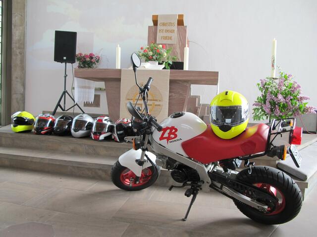 Symbolisch legen die Biker ihre Helme und ein Motorrad vor den Altar damit auch die Helme für die kommende Saison gesegnet werden.