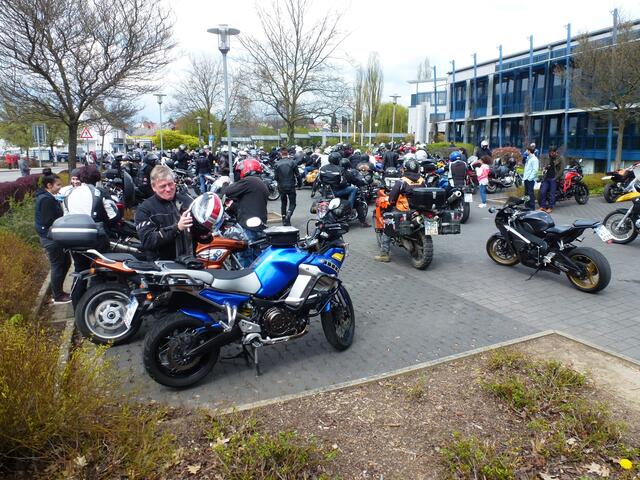 Nach dem Gottesdienst und dem Segen bereiten sich die Biker auf den Korso vor!