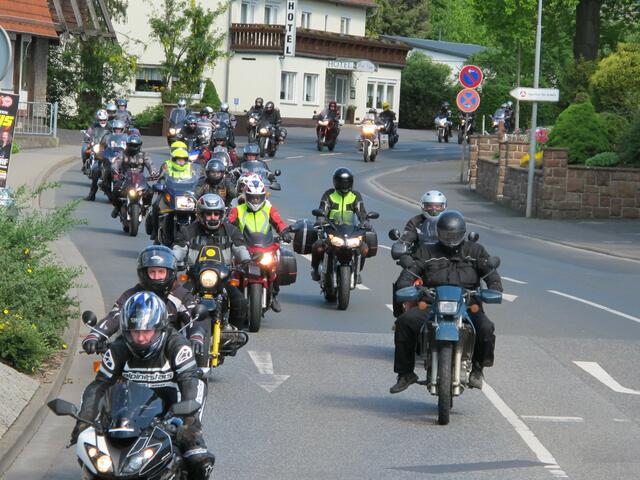 In einem Korso werden die Motorradfahrer durch den Ostkreis Marburg/Biedenkopf fahren und damit andere Verkehrsteilnehmer für die Gefahren im Straßenverkehr sensibilisieren!