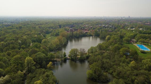 (Auf Lupe klicken.) Der Blick von Osten über die Eilenriede, die bis an die City heranreicht. Im Vordergrund der Lönspark mit Annateich und Annabad. Dahinter der Stadtteil Kleefeld. Im Hintergrund rechts die Innenstadt. | Foto: Fabian Wolter