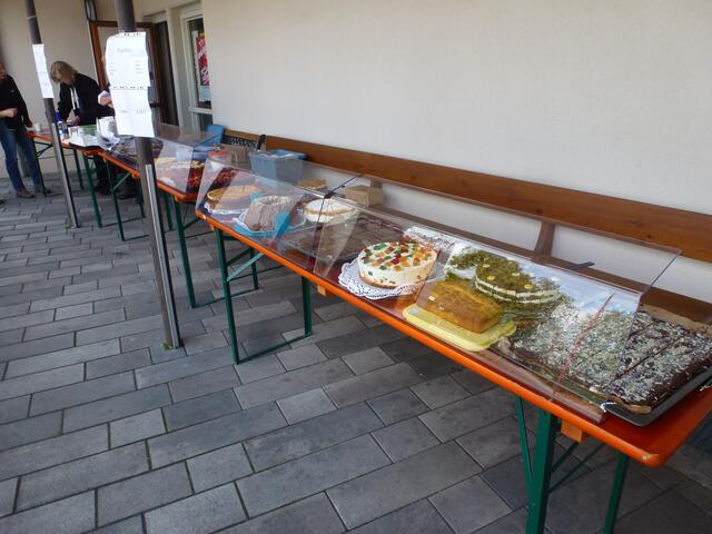 Selbst Gebackenes von der Kuchentheke erwartet nicht nur die Biker nach dem Gottesdienst