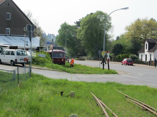 Der Schienenbus am Schwarzen Weg in Obernkirchen. Im Vordergrund die zum ehemaligen Heye-Übergabebahnhof führende Weiche.