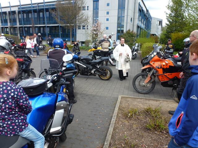 Der katholische "Bikerpfarrer" segnet die Motorräder mit Weihwasser.