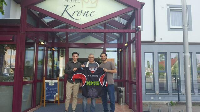 Nicolas Neuber wird in der neuen Saison die Defensive verstärken. (Im Bild v.l.n.r. Nicolas Neuber, Vorstand Willi Bertele und Coach Fabio Carciola)