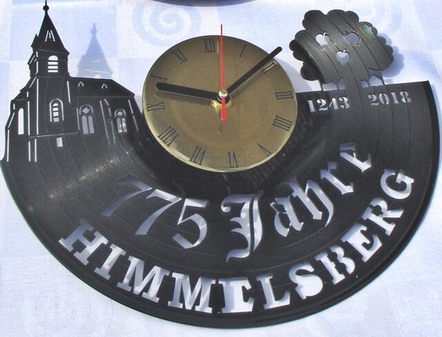 Eine tolle Idee - Eine alte LP-Schallplatte umgestaltet als Uhr mit der Kirche und der Linde von Himmelsberg