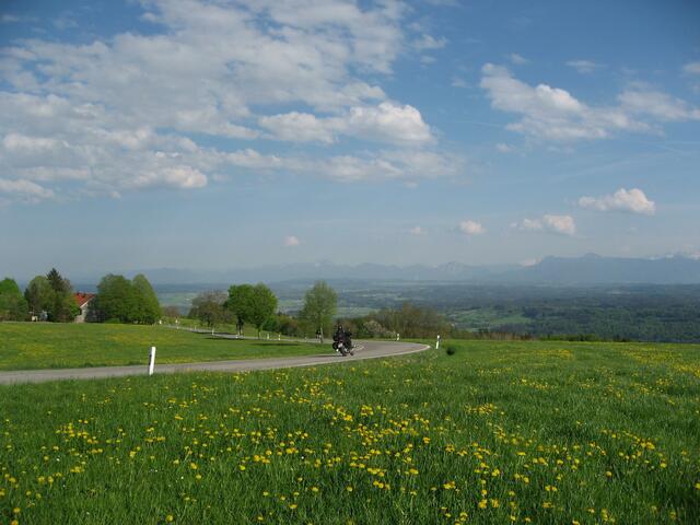 Hier der Blick Richtung Staffelsee und Murnau. Darüber leicht noch erkennbar, die Berge: "Herzogstand" und "Heimgarten".