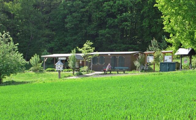 Lehrbienenstand - "In der Gemarkung von Himmelsberg, nah am Waldesrand, steht vom Imkerverein Kirchhain ein Lehrbienenstand. ...Den Imkern, denen die Bienen vertrauen, darf man, wenn man möchte, ins Bienenvolk schauen. ...Bekommt reichlich Information, was alles zu beachten ist, bis am Ende der Honig in die Gläser fließt."   (Ode an Himmelsberg von Frau Friederike Nebel)