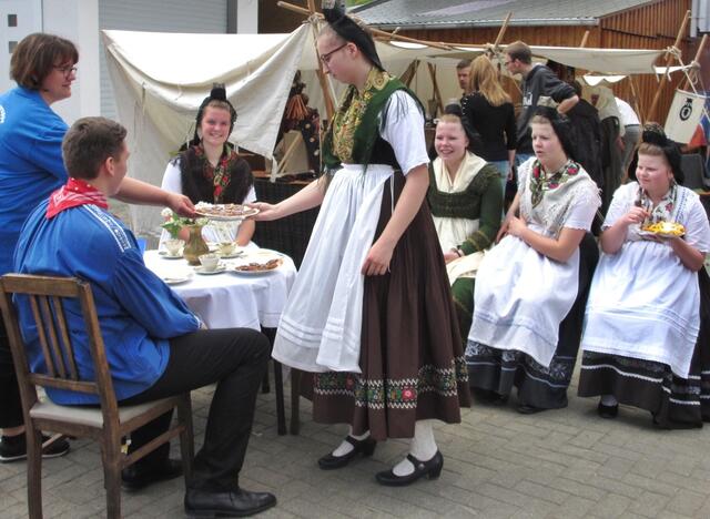 Betziesdorfer Trachtengruppe - Brot mit Quetschemus